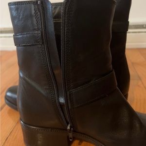 Clark women’s Boot US size 9, used but looks very new. I used just 2 times